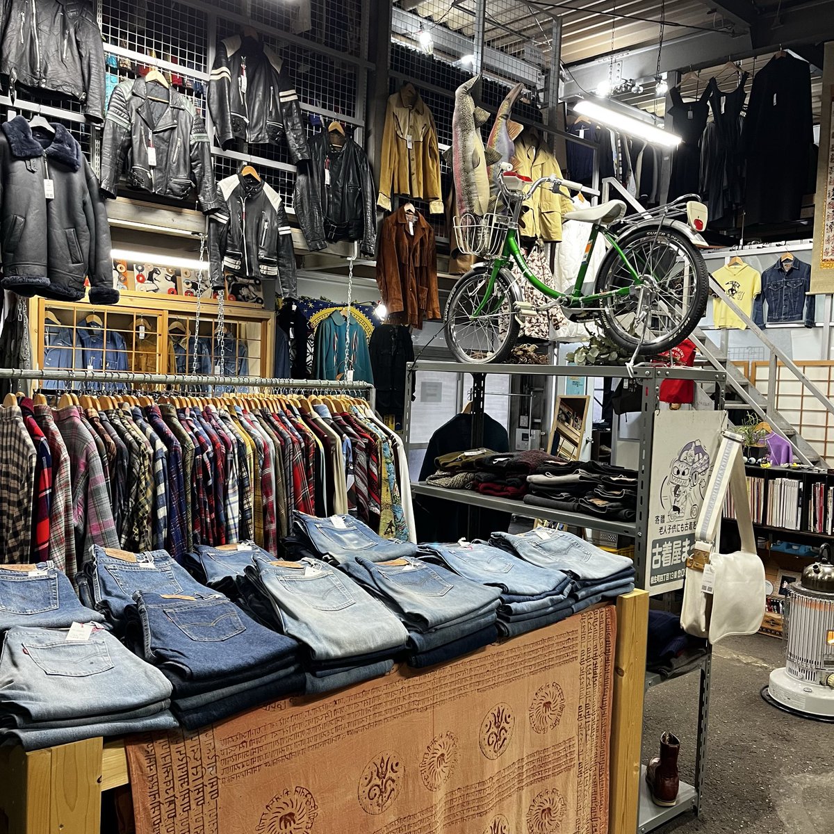 dokumanji's tweet photo. 愛知県西尾市で月に1度開く古着屋やってます。
次回は3/28.29
3/29には屋台ラーメンの「かじまや」来ます。
神出鬼没のラーメン屋。味は、これ合法？っていうぐらい美味い。
ぶっ飛びます。
詳しくはインスタ見てhttps://t.co/4X8zPSeX38

#古着屋
#ラーメン
#屋台ラーメン https://t.co/9dIu7G3mLc