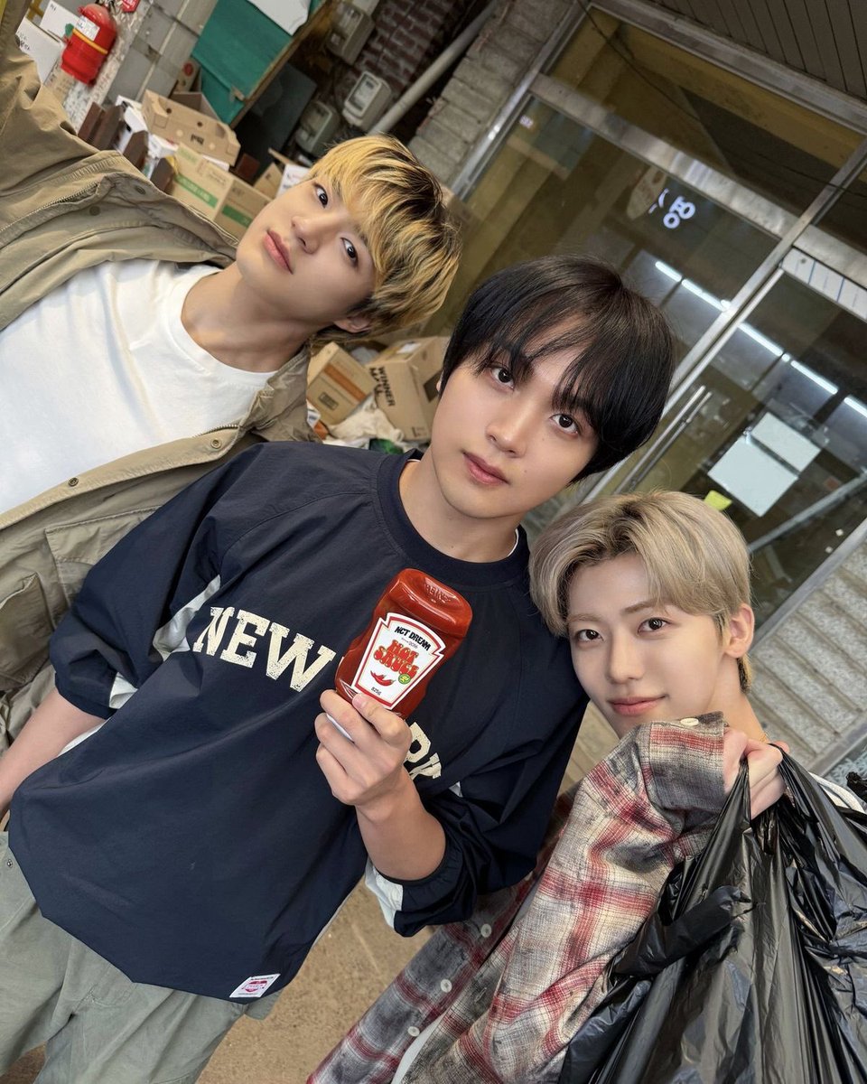seems like haechan came to jeno and jaemin’s music core pre recording today! 🥹