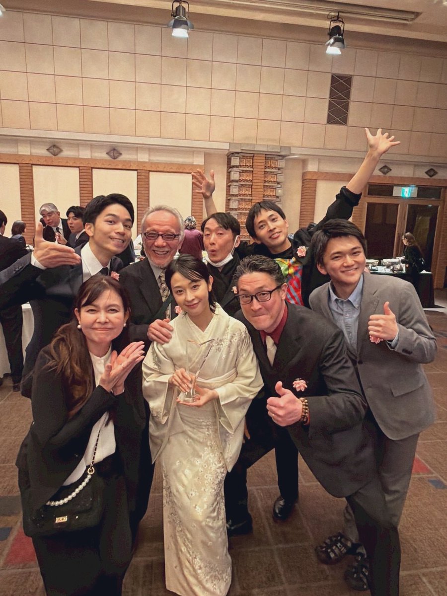 この度、第33回読売演劇大賞優秀女優賞をいただき、昨日の授賞式に「きらめく星座」「父と暮せば」カンパニーの皆さんと
行ってきました！！

劇場に足を運んで下さった皆さまに
少しでも豊かな時間を過ごしてもらえるよう、今後も真摯に役と向き合っていきたいと思います。