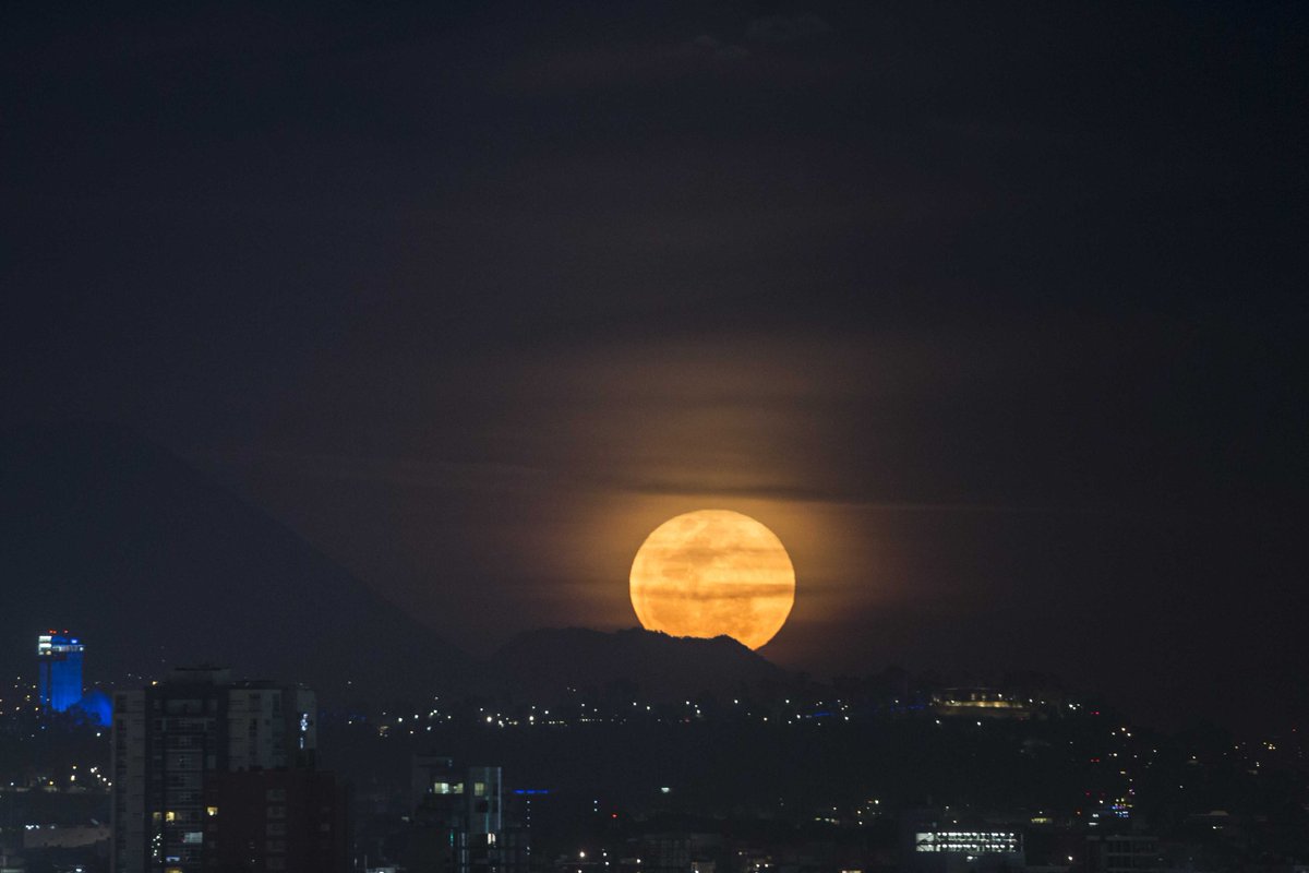 carlosmartinh's tweet photo. 🔴🌕 ¡Se aproxima una espectacular Luna de Sangre!

🗓️El próximo martes 3 de marzo podrá observarse un eclipse lunar total visible en todo México, desde el norte hasta el sureste del país, incluyendo ciudades como CDMX, Guadalajara, Monterrey, Puebla, Mérida y Tijuana.

✨No habrá otro eclipse total de Luna hasta finales de 2028.