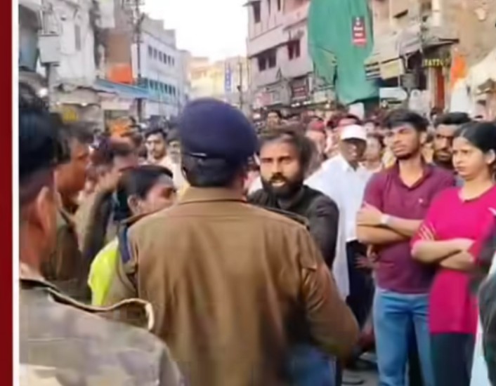 simaalert011's tweet photo. #वाराणसी में महिला पत्रकार के साथ पुलिस द्वारा अभद्रता निंदनीय...
तत्काल कार्रवाई होनी चाहिए.....🙏
@CMOfficeUP @DcpGomti @varanasipolice https://t.co/02YtkthJyq