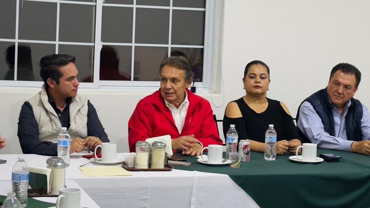 En el <a href="/ChihuahuaPRI/">PRI Chihuahua</a> con la Presidenta del CDE Kenia Durán Valdez, Secretario general José Silveyra y los integrantes de la comisión estatal de procesos internos.

Reconociendo su trabajo y lealtad partidista 
¡La unidad fortaleza del partido! 👊🏻