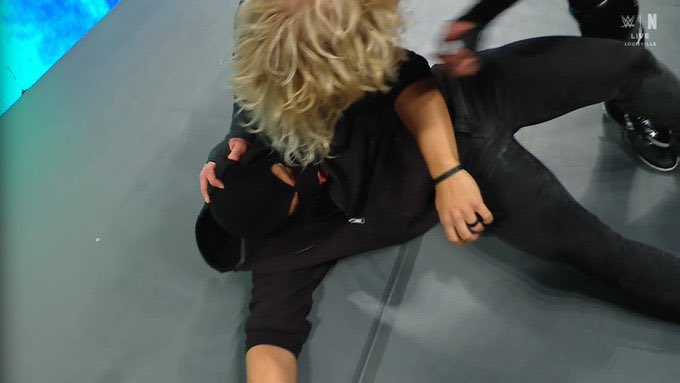 هروج المصارعة tweet media