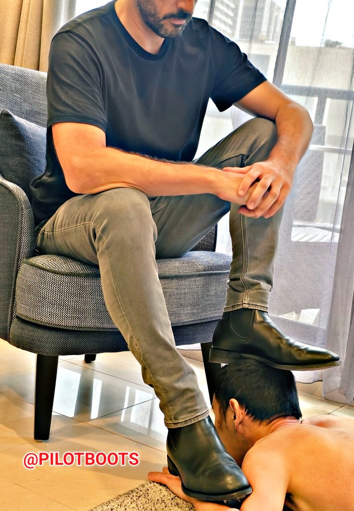 pilotboots tweet picture