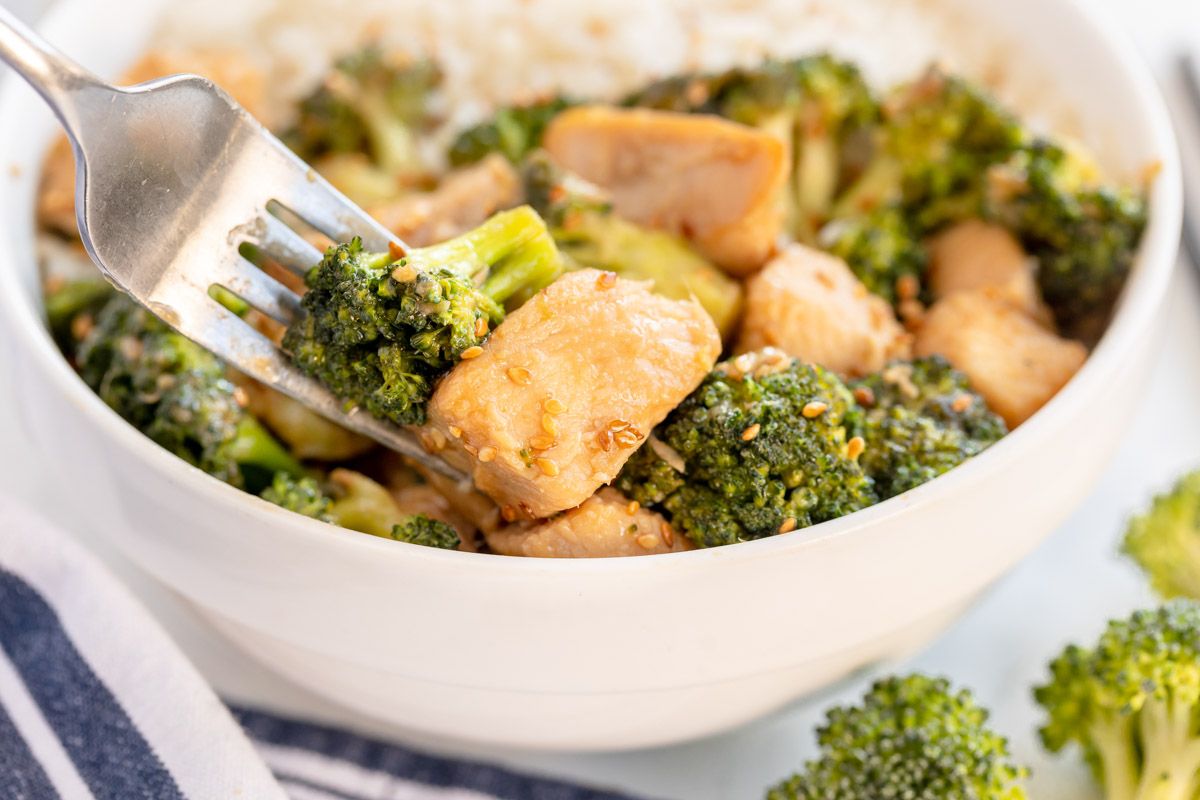kyleecooks's tweet image. This Chicken Broccoli Stir Fry is fabulous! A delicious and fast weeknight winner. Tender chicken, bright broccoli and a delicious sauce, dinner is going to be lit! #chicken #broccoli #stirfry #weeknight #dinnerrecipe #kyleecooks kyleecooks.com/chicken-brocco…