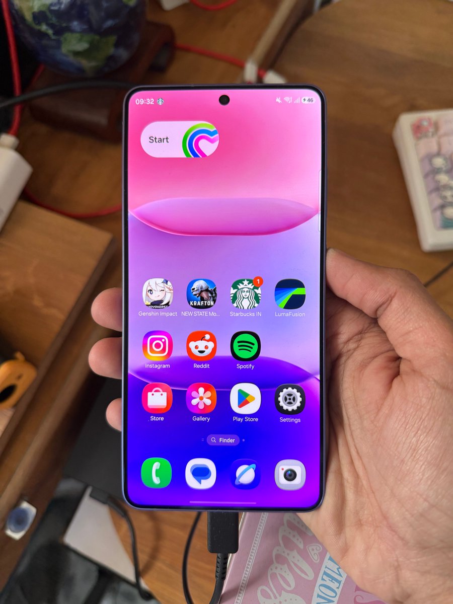 techdroider's tweet image. When I turn on Privacy Display mode on the Galaxy S26 Ultra, the screen goes from high quality to faded and blurry. It looks like it loses its colors. The shift is massive and clearly visible.