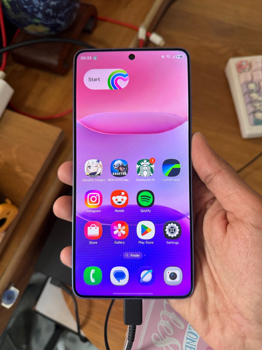 techdroider's tweet image. When I turn on Privacy Display mode on the Galaxy S26 Ultra, the screen goes from high quality to faded and blurry. It looks like it loses its colors. The shift is massive and clearly visible.