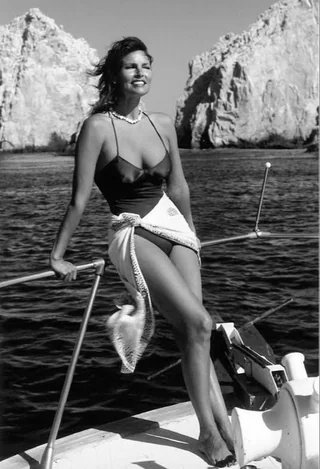 HistoryUnd's tweet image. Raquel Welch in Cabo San Lucas. Mexico (1980)