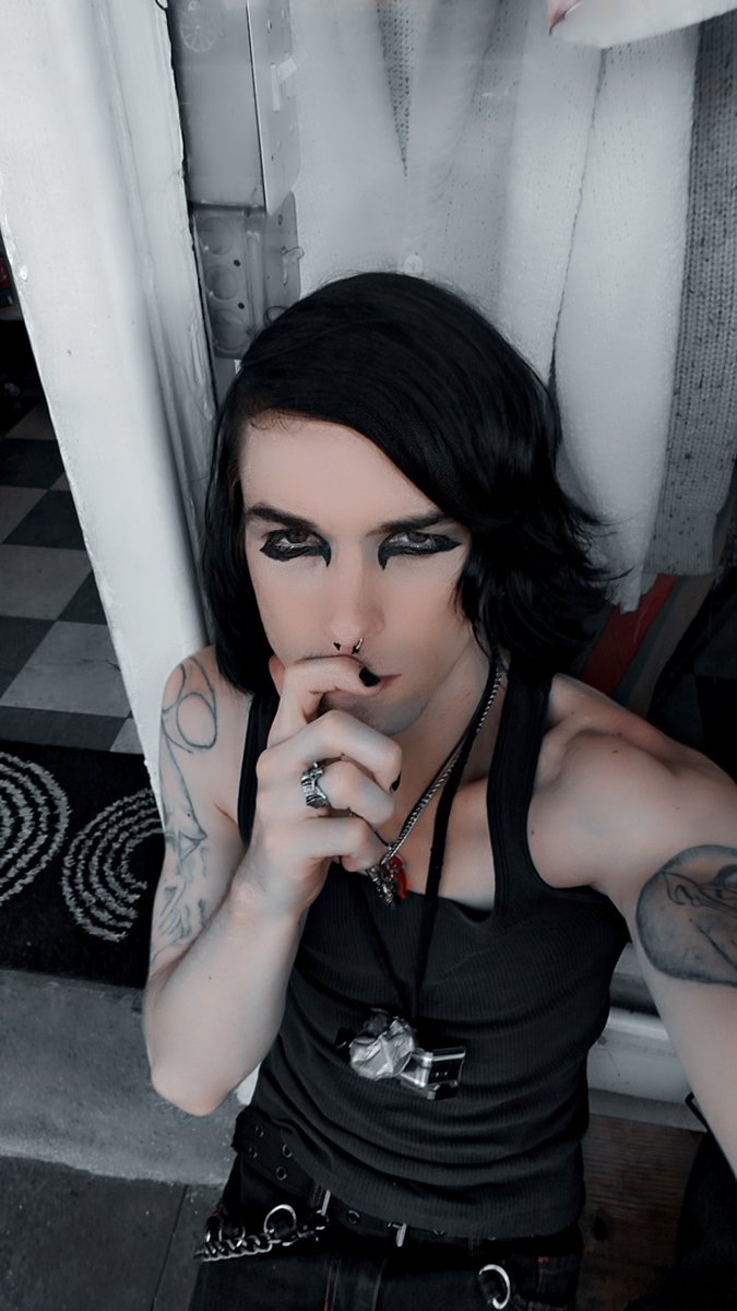redweresblack's tweet photo. #emo #emoscene https://t.co/y0cBkYRDEt