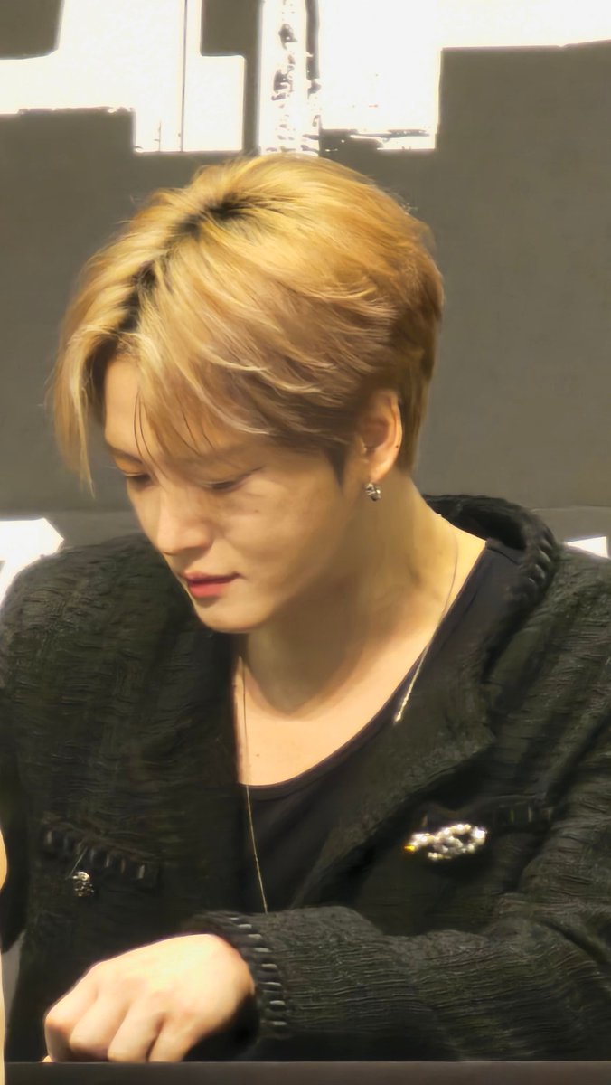 kame0425's tweet photo. 今日はシックな衣装💚💜
#JAEJOONG #ジェジュン 
#プレミアム特典会 https://t.co/nzQxG6Zyts