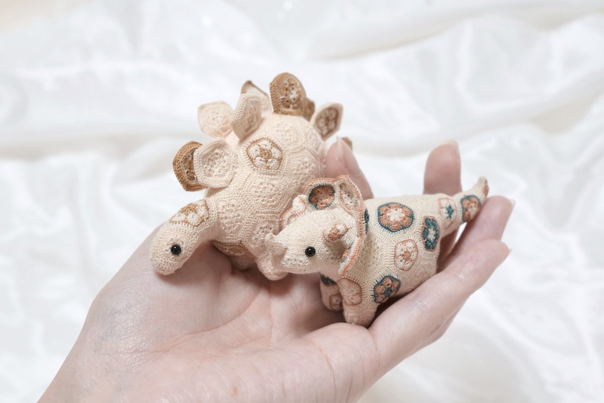 私のヤバい初手と完成 ミシン糸で1つ1つ お花のようなパーツを編んで