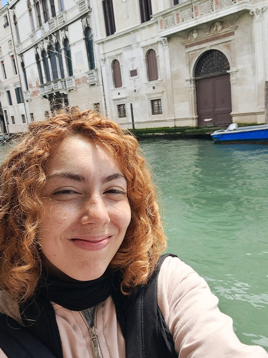 jj soy yo cuando ya me daba fiaca pedirle a gente random que me saque una foto así que me sacaba la selfie con menos onda del mundo