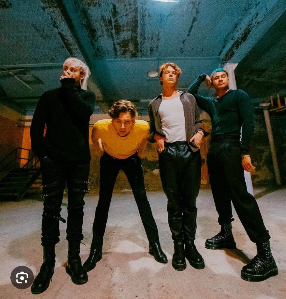 L7CKYCY's tweet photo. Okay 5sos in kl soon. Same eo as the nbhd 🥹 https://t.co/jdNFJ4ePiQ