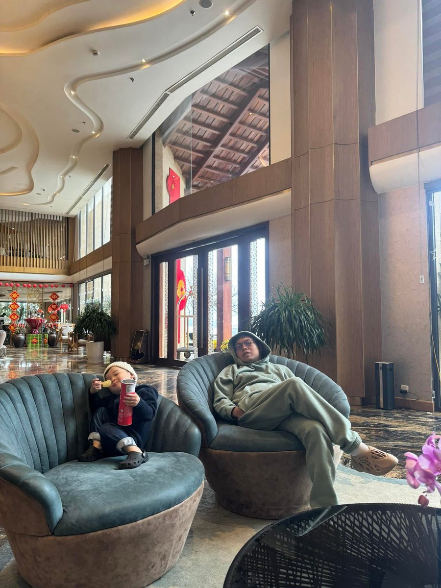 Mr. B is Mr. Coin's father.🇻🇳🇻🇳 tweet media