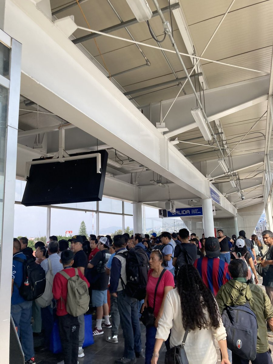 Irónico que celebren esto mientras admiran a los políticos que para robarse más dinero sustituyeron: 

El metro de Insurgentes por metrobús,
El metro de Reforma por metrobús.
El tranvía del centro por metrobús.
El metro a Iztapalapa por trolebús.
El tren a Chalco por trolebús…