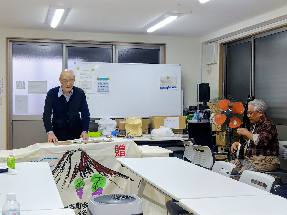 本日は愛浪会のお稽古日です。伊丹明師匠にお助け頂き、各人が課題に励んでおります。今月はご見学の方がお見えになり、いつになく張り切っております。
愛浪会は随時見学も承っております！お気軽にお問い合わせくださいませ。
#浪曲