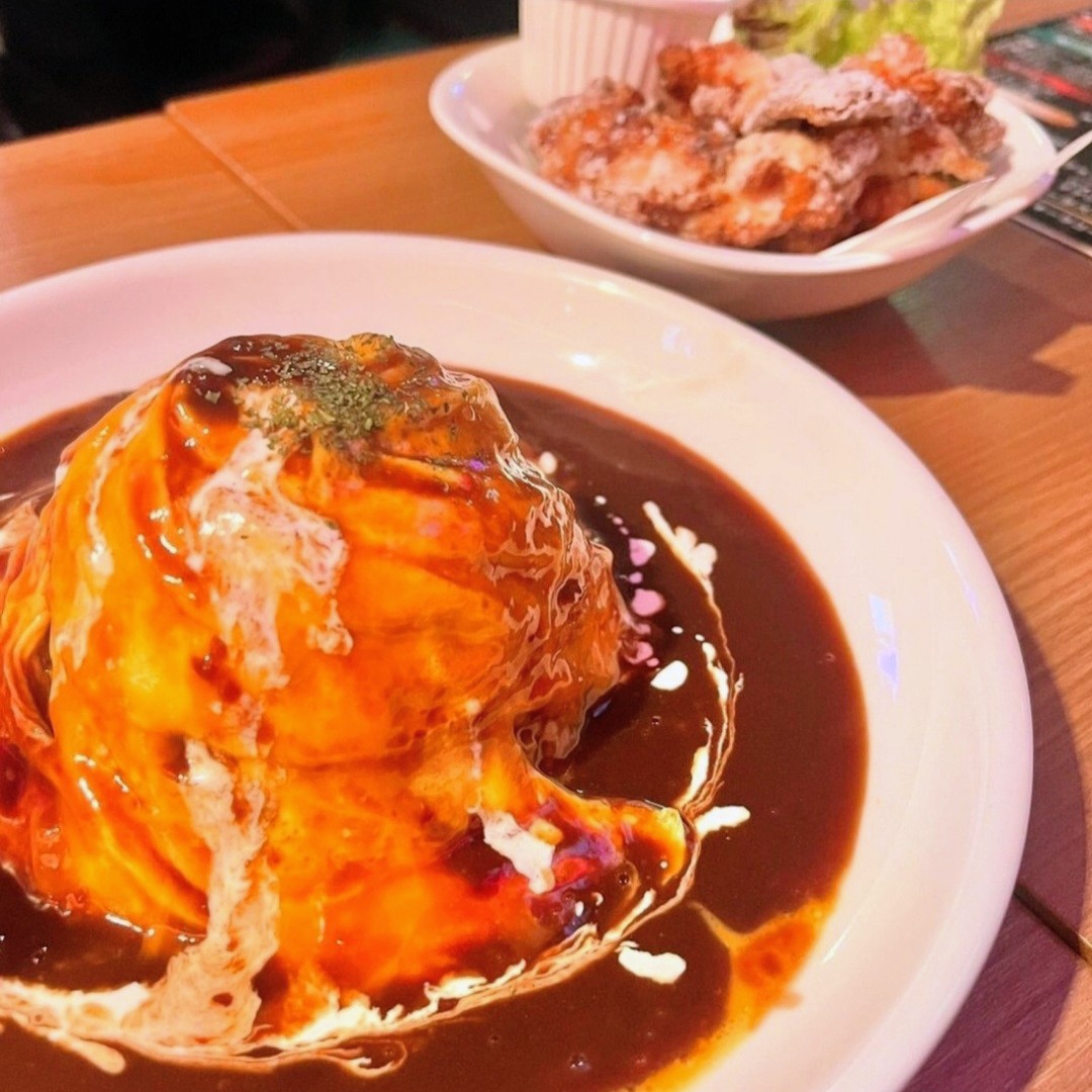 party_another's tweet photo. 【すすきの、深夜の名物】
3冠受賞の卵で仕立てる
デミグラスオムライス。
ふわとろじゃない。
“とろ落ち”。

✔ 飲み放題あり
✔ カラオケ歌い放題
✔ 単品利用OK
✔ 深夜6時まで営業
✔ 年中無休

ちゃんと食べて、ちゃんと飲める。
二次会・アフター歓迎。

Another Party
南6西4 野口ビル4F https://t.co/ynLQUBh0bi
