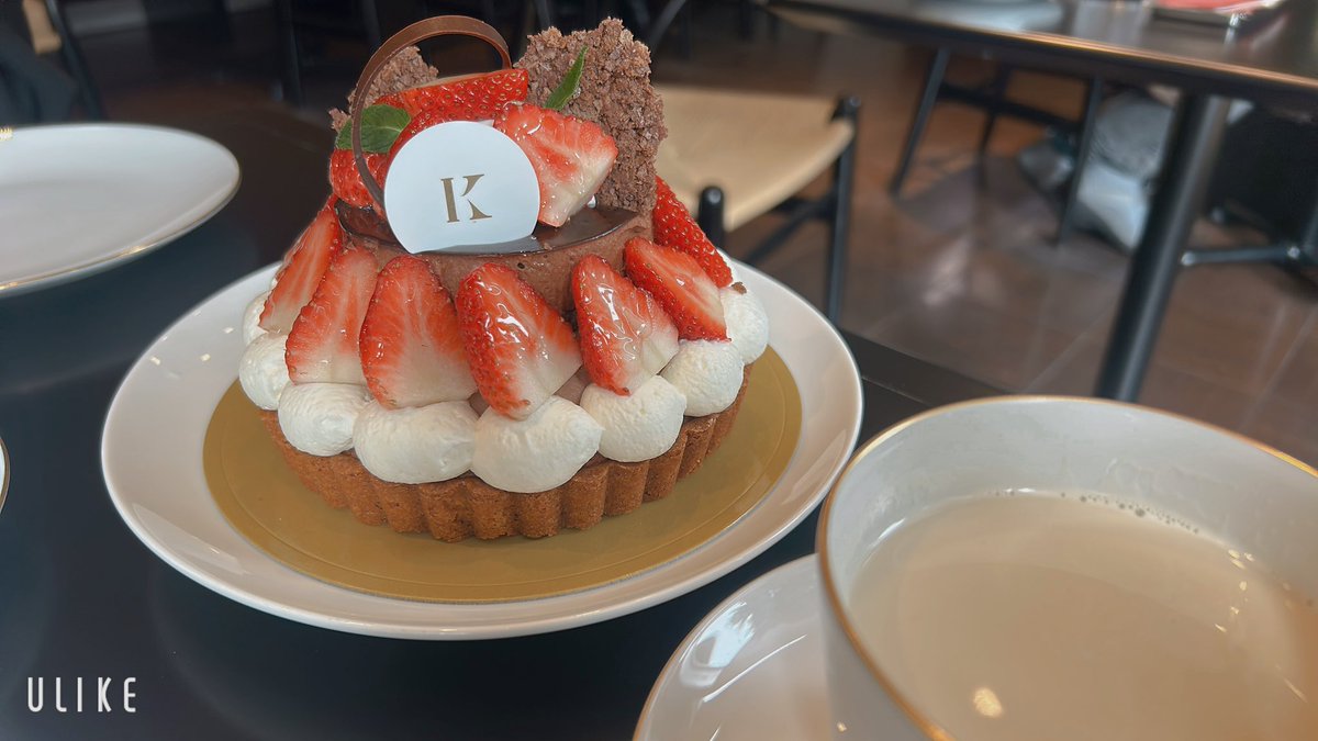s25_ao's tweet photo. ケーキ屋のカフェスペースにて。
周りがアフタヌーンティーやらケーキセットを注文してる中、ホールケーキを喰らう女2人組。 https://t.co/QHLJVjU45k