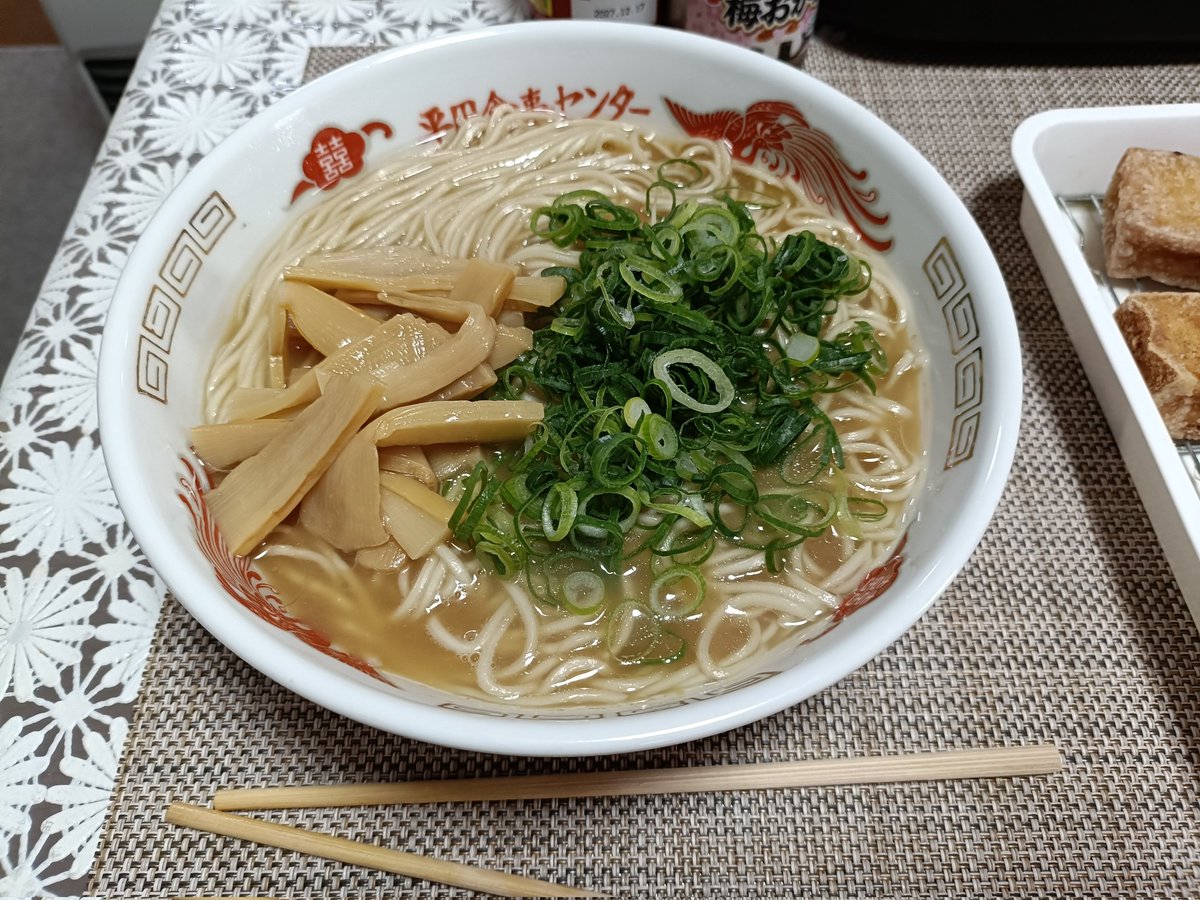 本日のお昼‼️
とあるラーメン屋さんの試作自家製麺を。スープはスーパー🛒で購入の液体スープ