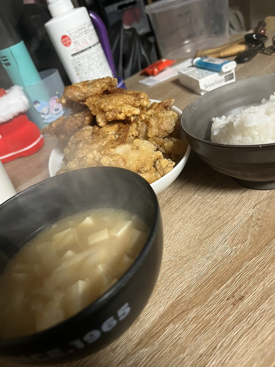 mohebu's tweet photo. 彼女に夜ご飯作ってもらう事あるんだけどどんなに遅くても起きて焼きたて揚げたてを作ってくれるの☺️レンチンするからいいよって言っても出来立てを食べさせたいってさ素晴らしい彼女ですわ😍 https://t.co/oabNHoGzqS