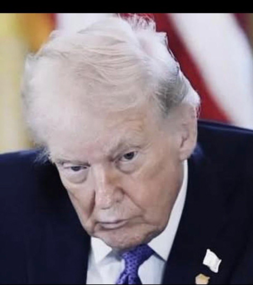 thomashrockwell's tweet image. Hard to believe that Bill Clinton and Trump are the same age. Being a compromised traitorous RUSSIAN ASSET sure ages you.