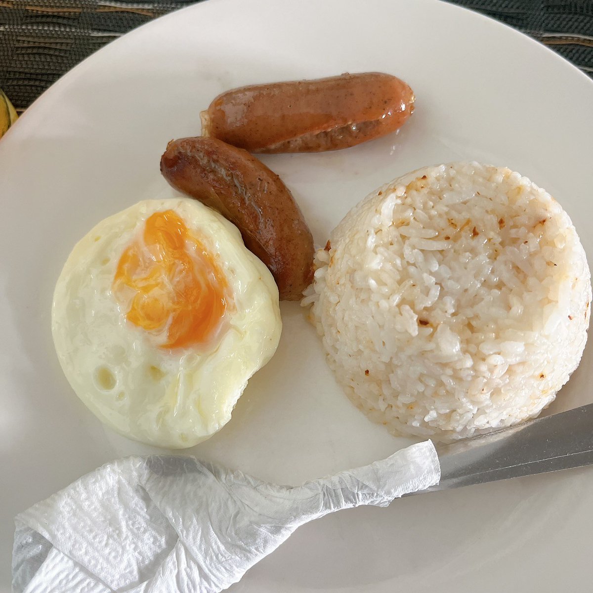 yoritra_'s tweet photo. 【フィリピン🇵🇭🍴】

①ジョリビー🐝
フィリピンのファストフードといえばここ！
バナナケチャップを使った甘めのパスタが大好き🍝🍌

②名前は忘れた！
春雨の麺料理🍜
しっかり味ついてて美味しかった🙆‍♀️

③ロンガニサ🌭
めちゃくちゃ甘いソーセージ！
ホテルの朝食で出会って感激して毎朝これ！🤤 https://t.co/OYvTSIMDye