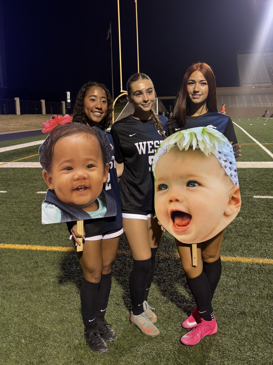 TaylorWest09's tweet image. Glad to help the team win with a goal tonight. Happy for these two but also going to miss them. #seniornight 💙🐺

@PWLWsoccer @TopDrawerSoccer @DKSC09gECNL @PrepSoccerTX @TopPreps @PrepSoccer