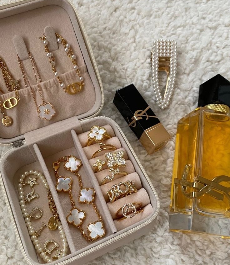 omivcron's tweet photo. POV: Kamu nemu 'harta karun' buat Lebaran yang bikin saudara ngira kamu habis dapet bonus besar. 💸💅
​Padahal aslinya harganya receh banget! Rahasia tampil stunning tanpa bikin kantong kering.

a thread https://t.co/177sMnarPi