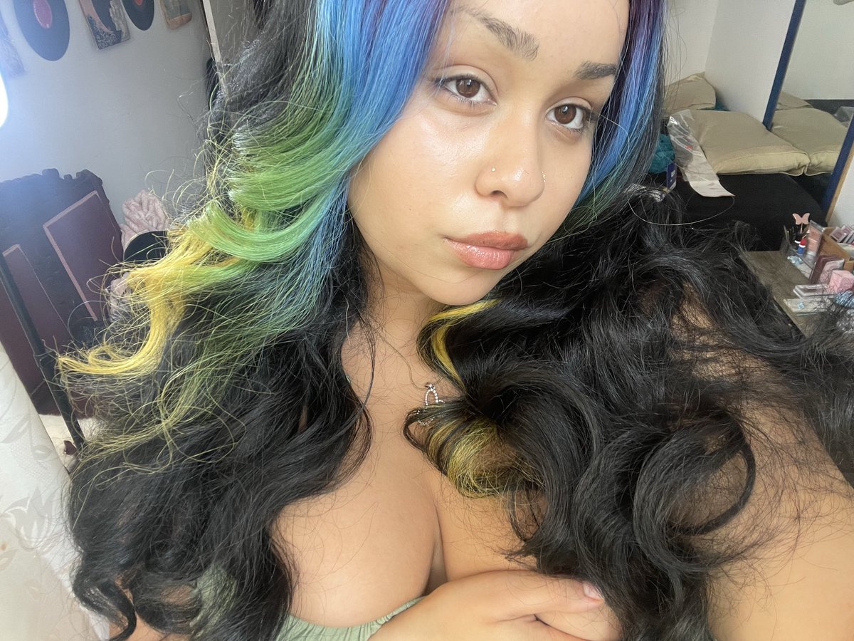 EsteeParede's tweet photo. Silk press season is trying to possess me rn https://t.co/u9QZT4xkso