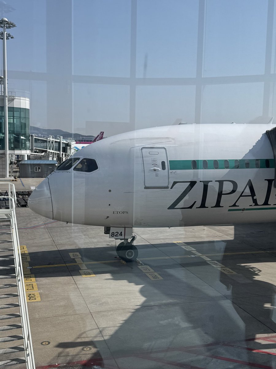 ikemasa1964's tweet photo. お初のZIPPYで、仁���。
ZIP 優秀。遅いけどWi-Fi  Youtubeも、OK
コンセントが、足下でなく、目の前にあるのも良き👍
＃ZIPAir https://t.co/G5TqqyokOg