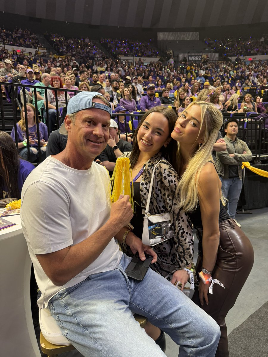 Some familiar faces popped out in the PMAC at tonight’s top-3 matchup for #LSU gymnastics 

#LSUGym #NCAAGym
