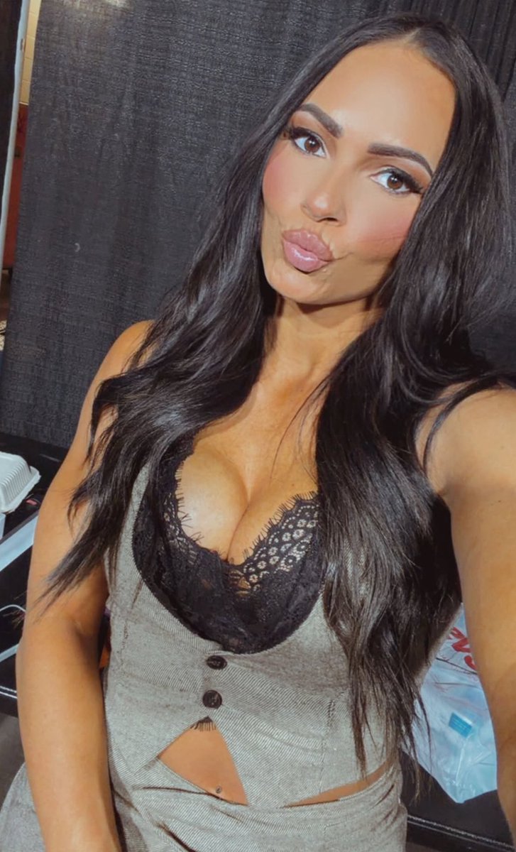 Kiana. 💰 tweet media