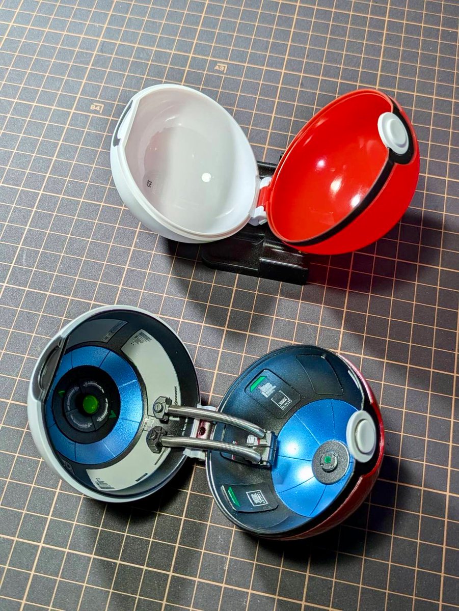 モンスターボールの加工前と後です◓⃙⁣

表面はとにかくツルッツルに…
1度 全て真っ黒に染め上げてから塗装.  白い部分も別のホワイト塗料で塗り直してます.
もう少し暗めの赤が公式に近いっぽいんですが 独断と偏見で 鮮やかなクリアレッドのキャンディ塗装にて仕上げました！(計7層)