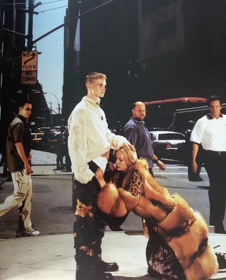 HardestFitPics's tweet photo. Gucci AW99 by Tom Ford featured in Flaunt Magazine https://t.co/w71dpcocN9