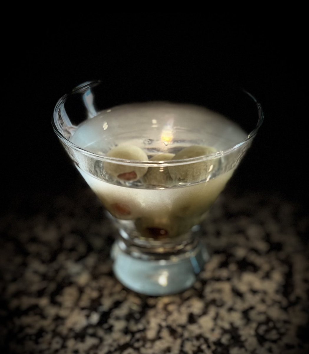 mlzema's tweet photo. It’s #Friday #HappyHour!🕔
#TWEETYOURDRINK
#Vodka #Martini #Stirred
#Salute! #Cheers! #Sköl! #LChiam! #Santé! #Sláinte! #NaZdrowie! #OogyWawa! #Prosit! #OkoleMaluna! #Ziveli! #Serefe! #CinCin! #Kampai! #Prieka! #Evviva! #Gesondheid! #ZeiGazunt! #Saúde! #Acclamations!🍸 https://t.co/AmcmlyPCcx