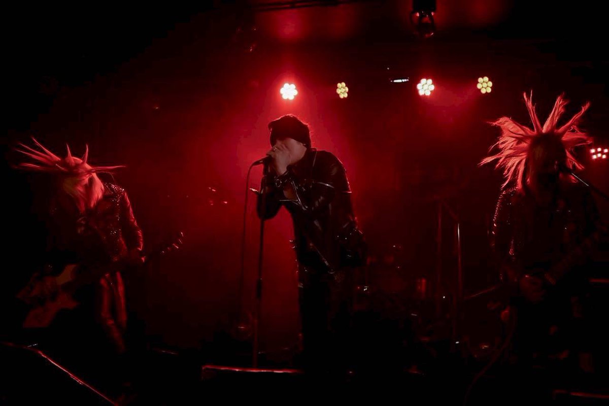 おはようございます。
昨日は西九条BRAND NEWで油すましライヴでした。

ケンちゃん不在でいつもと違う特別編成でのライヴでしたが、バシッとキメれたと思ってます。

合言葉は、ナメんなよ！でございます。

次回ライヴは未定やけどまたよろしく！！！