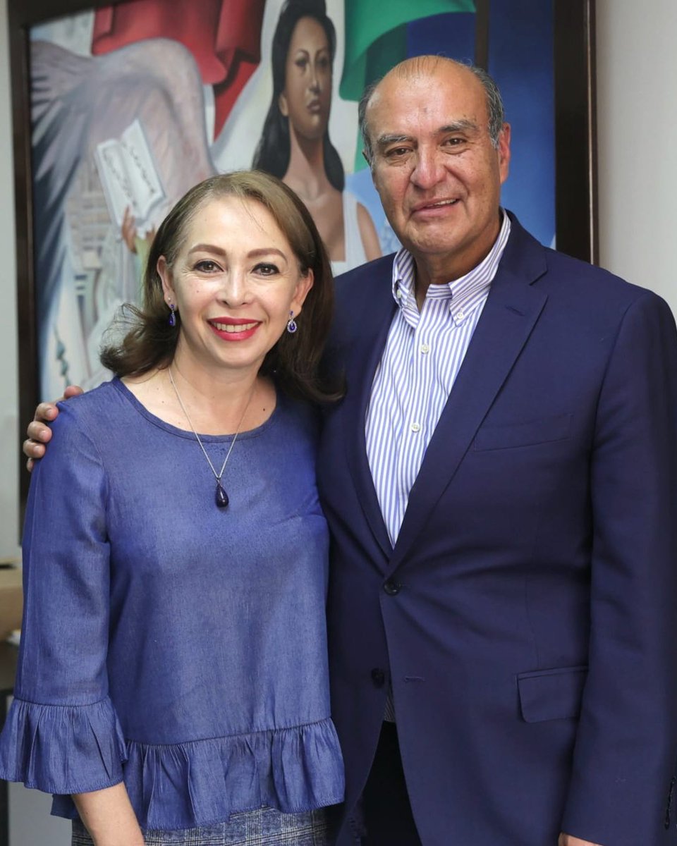 Hoy estuve en la <a href="/SEPHidalgo/">SEP Hidalgo</a> con su titular <a href="/natycastrejonv/">Naty Castrejón</a>, con quien tuve el honor de hablar sobre algunas ideas para mejorar la educación en nuestro estado. Le agradezco mucho la atención y el espacio para conversar.