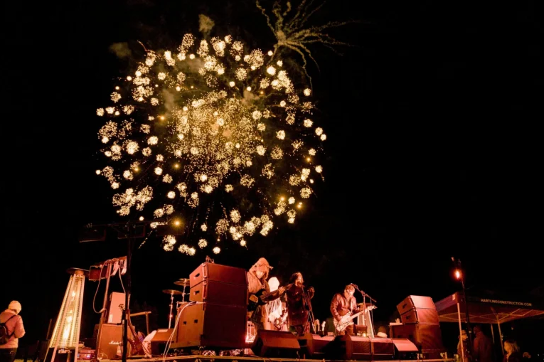 real_carroll's tweet photo. Dreaming about extending your stay beyond the weekend? Let us be your guide to local living in Truckee–Tahoe! https://t.co/n9M0X4R88A  ❄️🎇🎶 #Snowfest #MountainLife #TahoeLiving 🏡 https://t.co/dItD60egzt