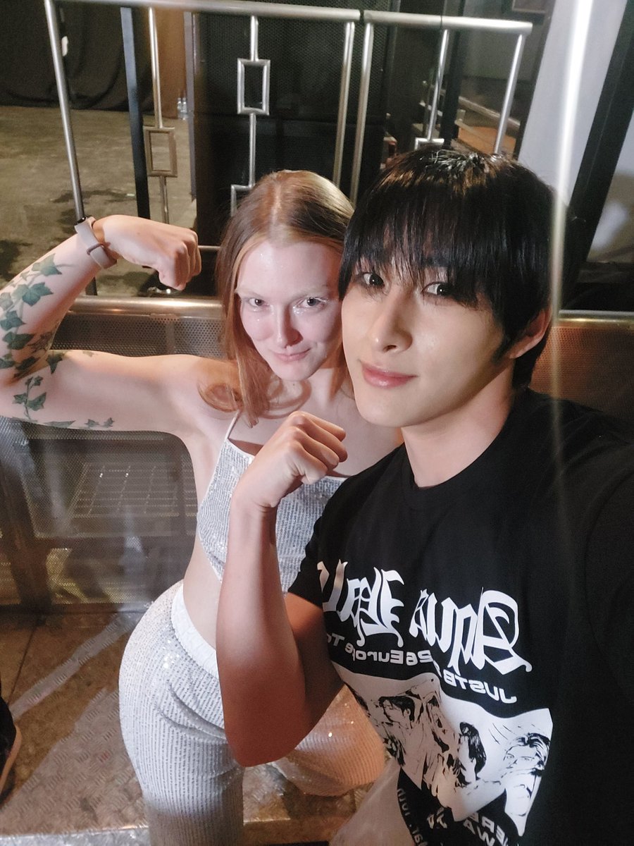 iconicsince1998's tweet photo. #AquaHalo_Warsaw #JUSTB #JUSTBinWarsaw https://t.co/odJ1DKnpXr