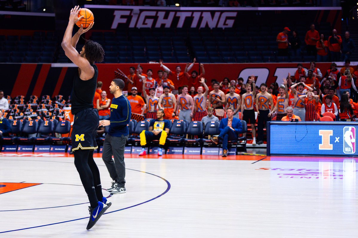Champaign_Room's tweet image. Not a warm welcome for Morez Johnson, Jr. in his return to State Farm Center. 

📸: @jack_jungmann