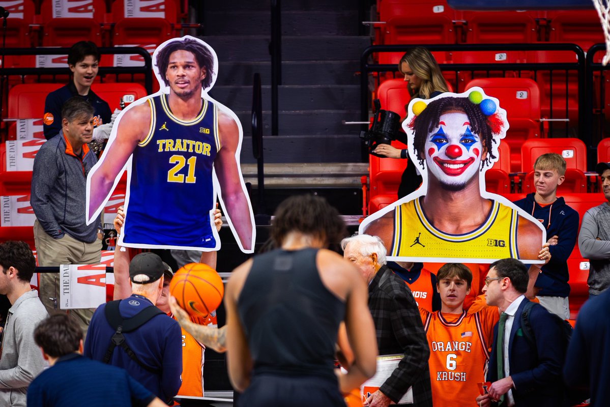 Champaign_Room's tweet image. Not a warm welcome for Morez Johnson, Jr. in his return to State Farm Center. 

📸: @jack_jungmann
