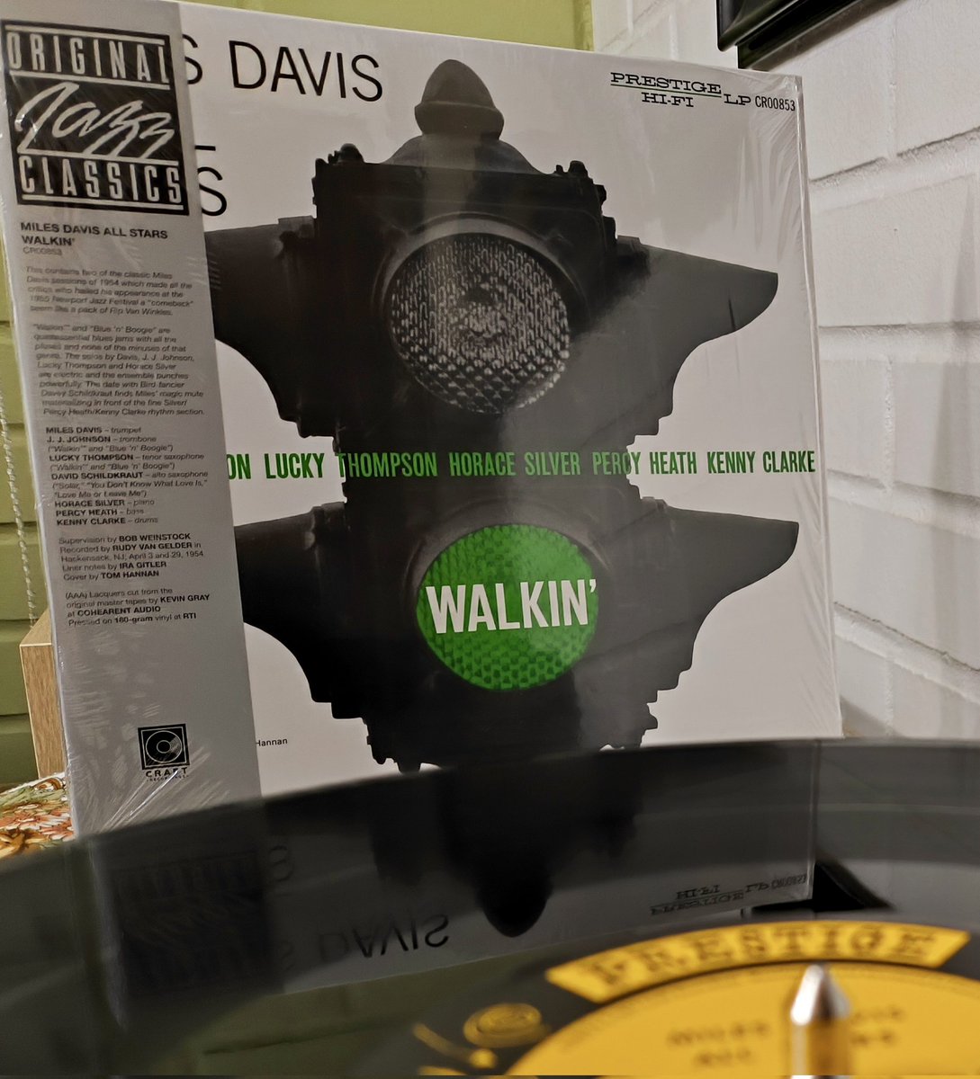 dgaticav's tweet photo. Sonando!!! 🎺🎶🎼 #Walkin #MilesDavis #HoraceSilver #PercyHeath #KennyClarke #LuckyThompson #JJJohnson #DaveySchildkraut @elanarca @Fer_BakyDan @dbustamante1 @JazzCfree uno de mis favoritos, por fin lo tengo y en una muy buena edición. https://t.co/NlMu5y7ZqM
