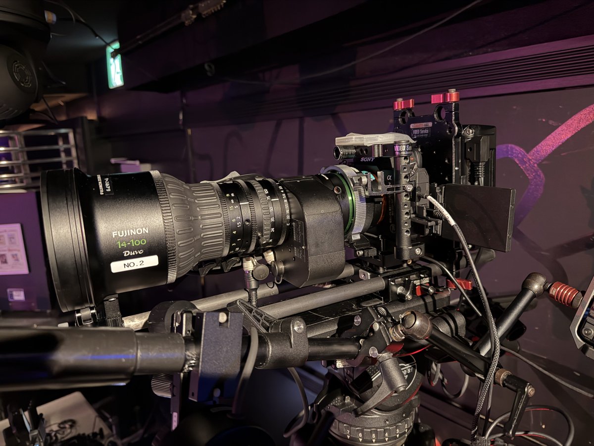 α7VがSuper35で4K収録ができる
なおかつ熱暴走しないということで
ライブ収録に初導入。

レンズはHZK14-100mm

本来はFX9を使わないと
4Kで収録できないが
α7Vにこのレンズつけると
サイズ感バグる😂

カメラマンからはこの構成アリ！
と評価もらい、
デメリットは内蔵NDないくらい