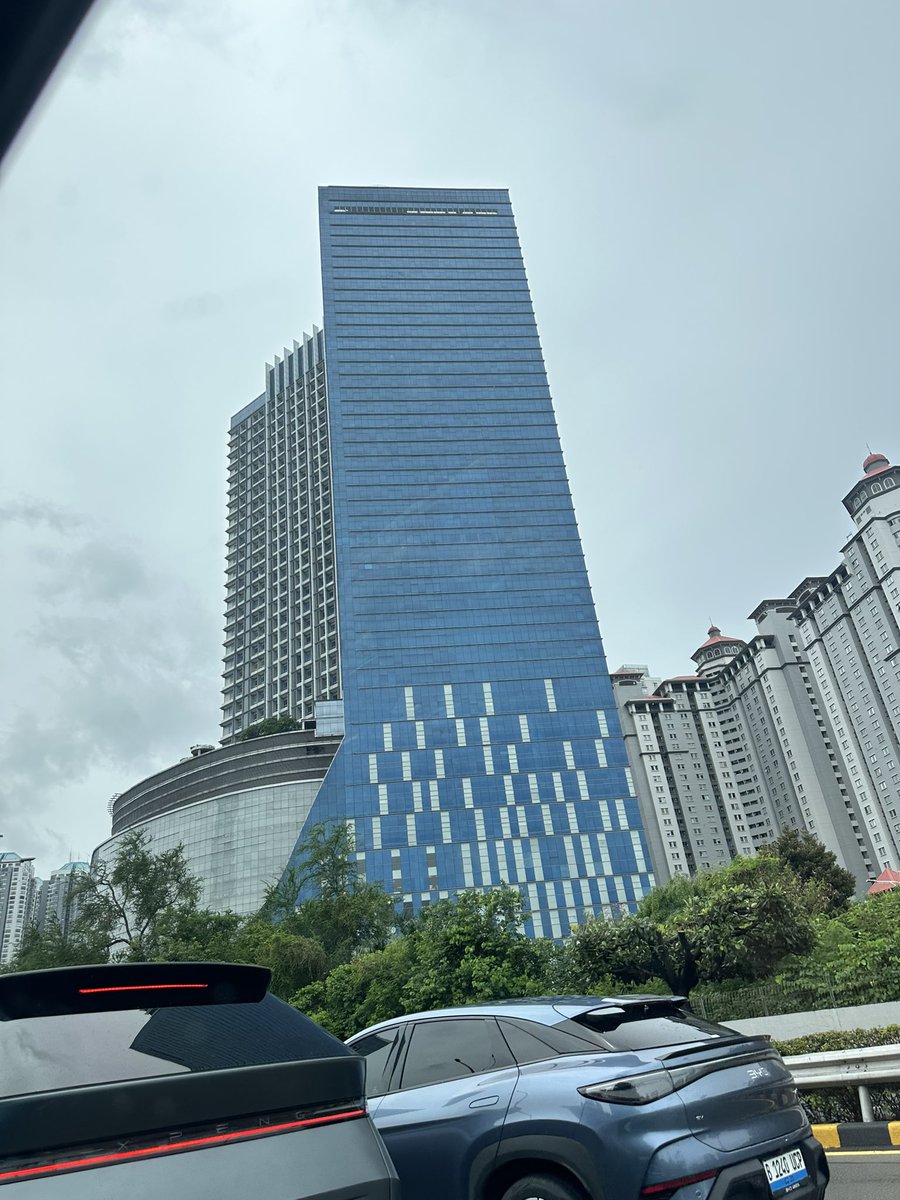 R ⬆️ tweet media