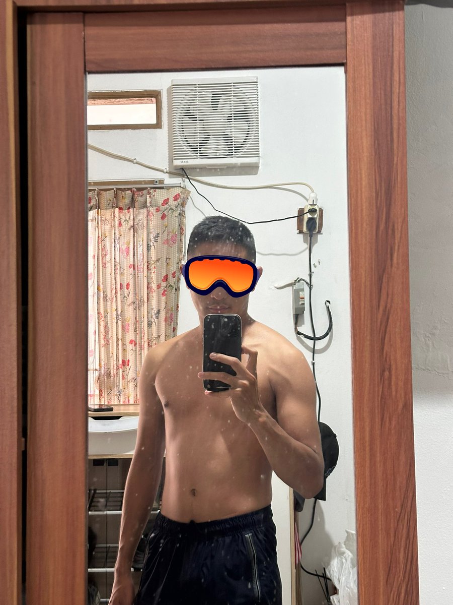 R ⬆️ tweet media