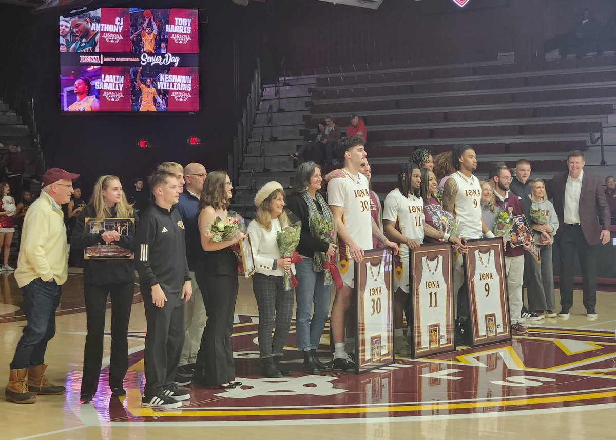 ChuckDSportsGuy's tweet photo. The honored Iona seniors pose together! #SeniorDay #ClassOf26 #LaminSabally #CJAnthony #TobyHarris #IonaBasketball #IonaGaels #GaelNation #collegebasketball #CaMMVetsMedia @KGKraetzerMedia https://t.co/Toum0CVKWH