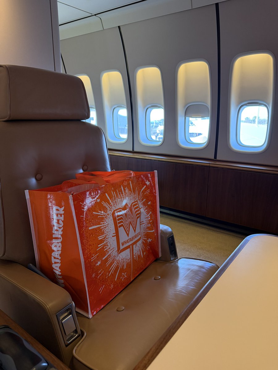 MargoMartin47's tweet image. Whataburger on Air Force One! 🇺🇸