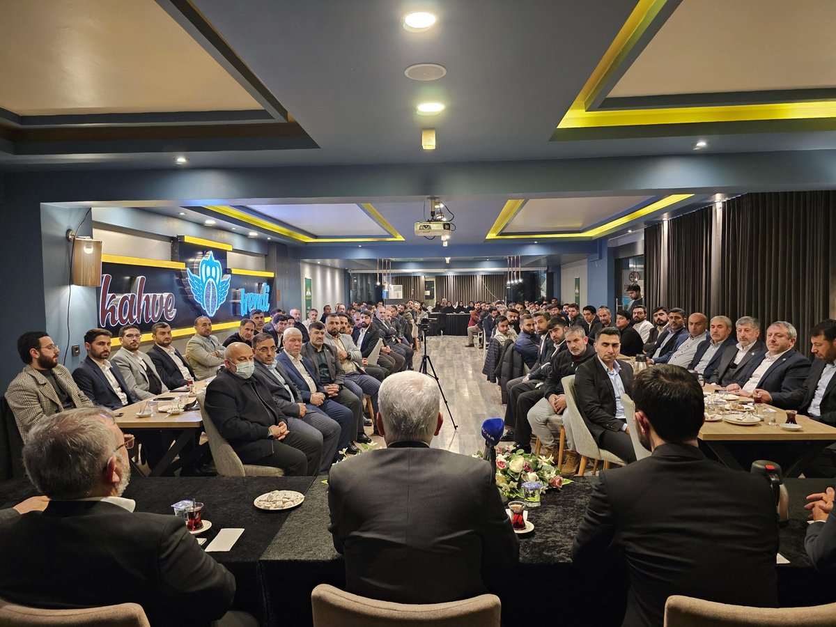 Bursa teşkilatımızla iftarda bir araya geldik.

İftardan sonra, dava şuuru ve üzerimize düşen vazifelere dair sahada koşturan isimsiz kahramanlarla hasbihal ettik.

İstikamet üzere daha büyük bir gayretle yürümeye ahdimizi yeniledik.