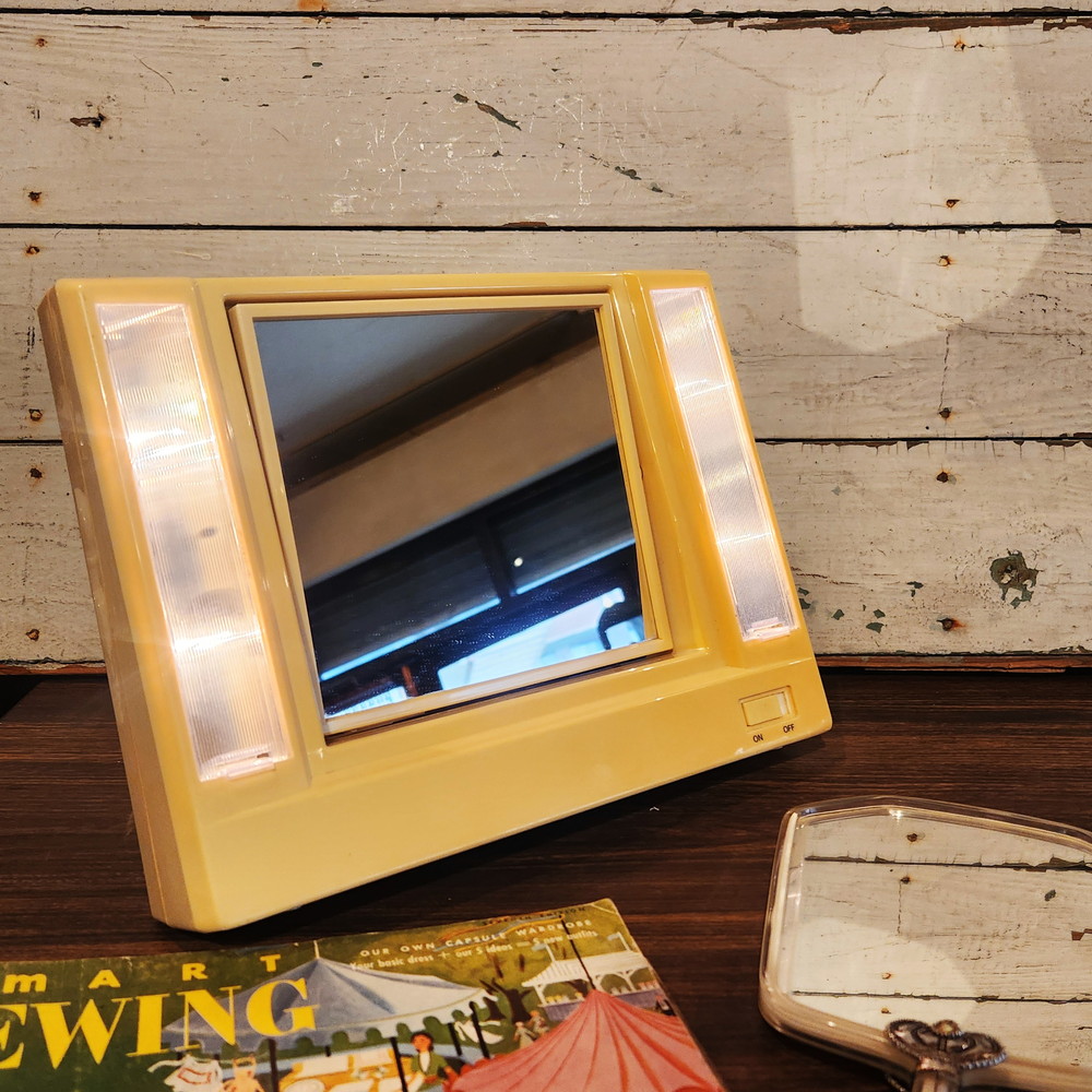 80'sヴィンテージ AVON/エイボン 卓上メイクミラー 入荷です。 両