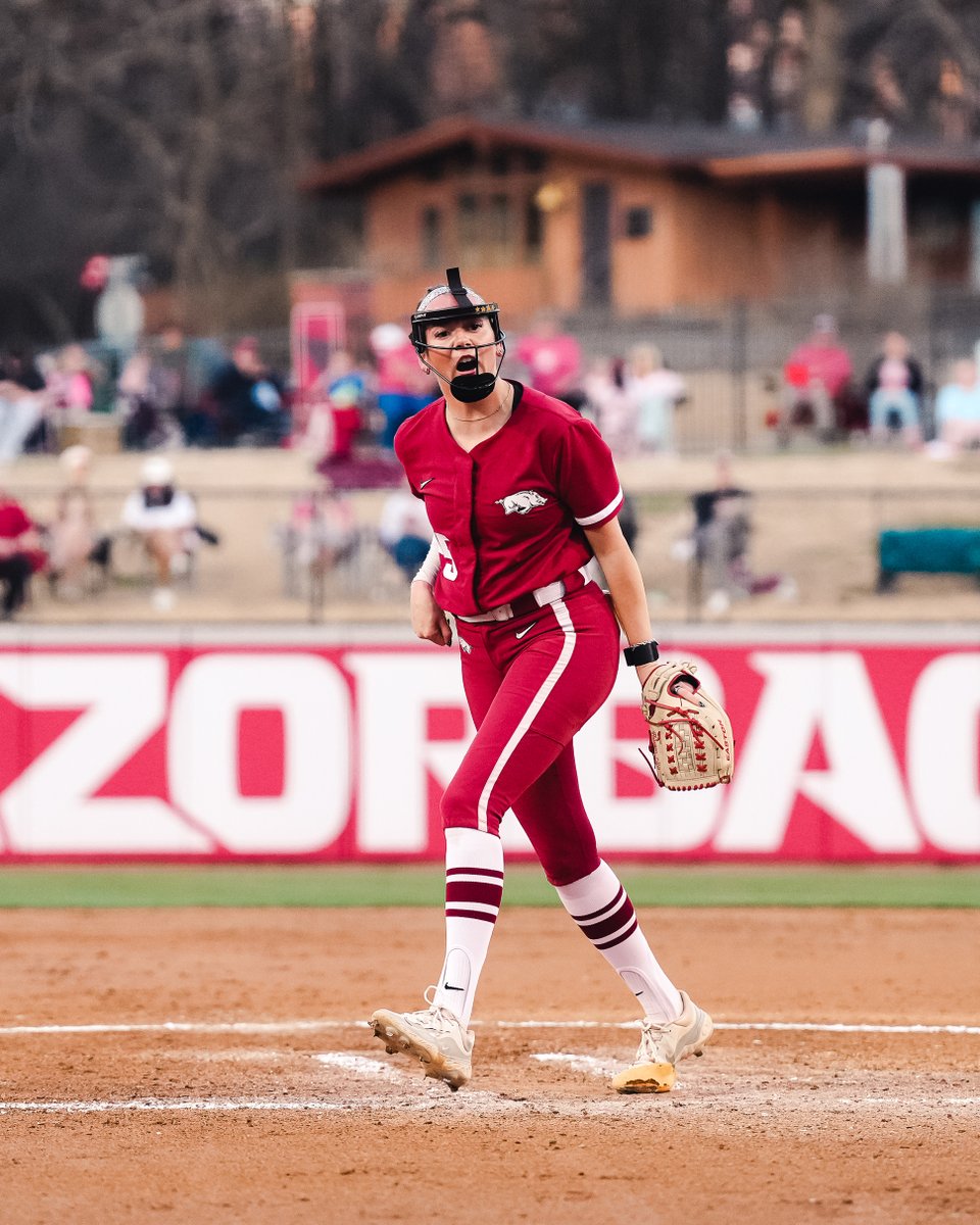 RazorbackSB's tweet photo. Dealin' ⛽️

@camharrison25 has retired 9 of 10 batters faced through three innings

M3 | Arkansas 1, Boise State 0 https://t.co/kkKe4ySiN5